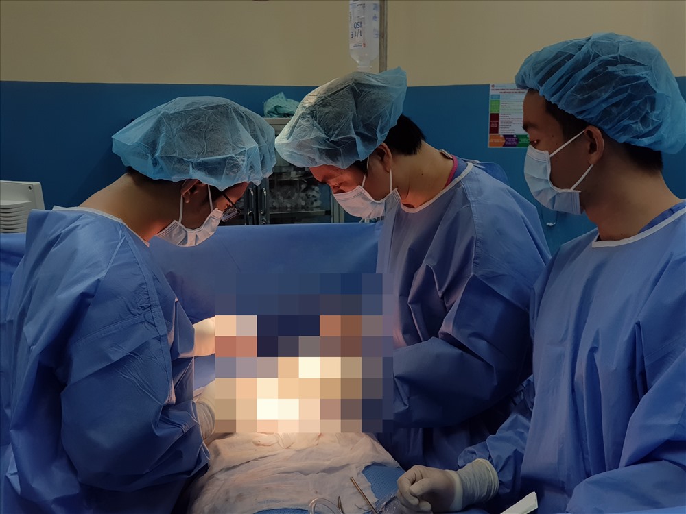 Các bác sĩ tiến hành phẫu thuật hút mỡ bụng, ảnh: minh họa