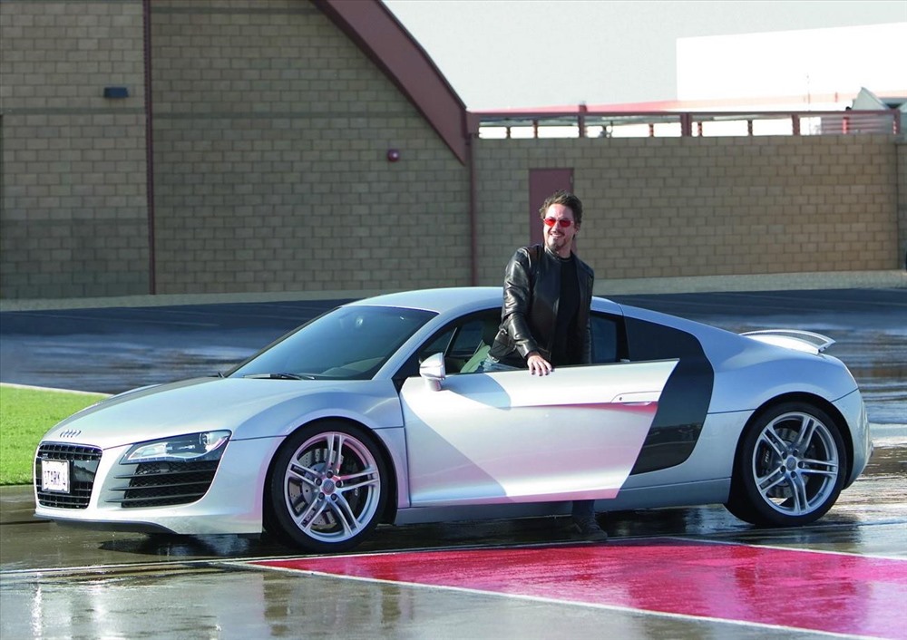 Audi R8 là chiếc xe đồng hành cùng Tony Stark trong bộ phim đầu tiên của Vũ trụ điện ảnh Marvel - Iron Man được trình chiếu năm 2008. Mẫu xe thể thao này được trang bị động cơ V8 4.2L cho công suất 420 mã lực.