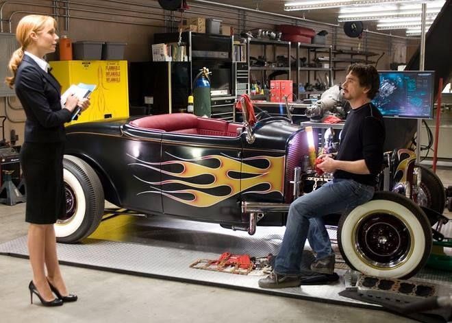 Ngoài R8 Spyder, trong garage của Stark còn có sự xuất hiện của chiếc xe cổ Ford Flathead Roadster 1932.