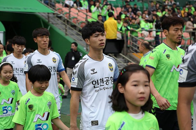 Công Phượng vẫn đá chính, nhưng chẳng để lại dấu ấn gì đáng kể (Ảnh: Incheon United)