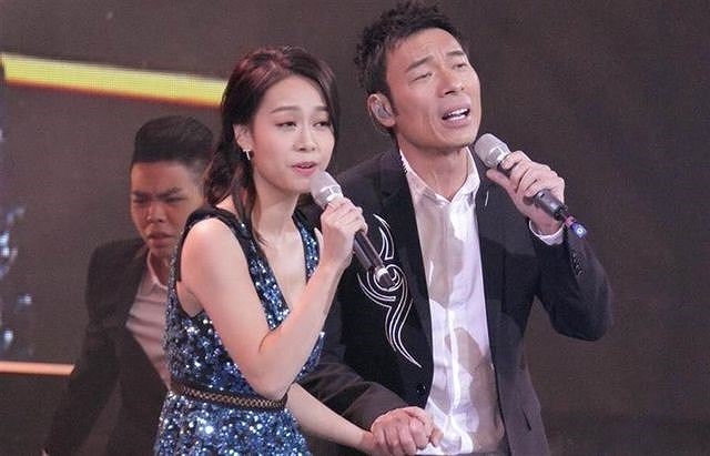 Huỳnh Tâm Dĩnh và Hứa Chí An đang bị công chúng Hồng Kong ném đá tẩy chay.