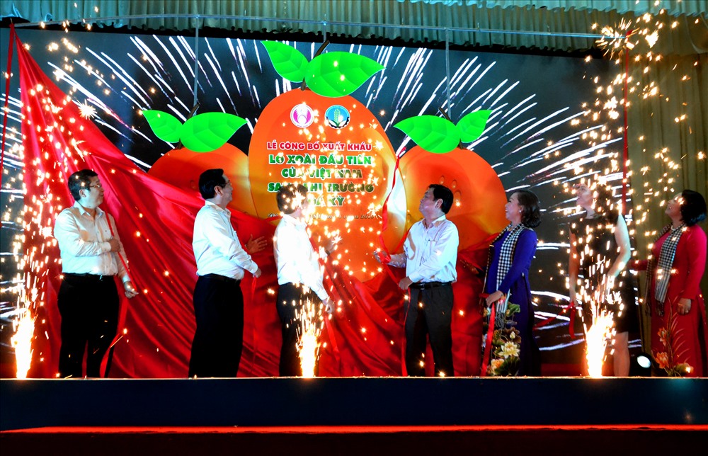 Lãnh đạo Bộ NNPTNT và tỉnh Đồng Tháp thực hiện nghi thức lễ công bố. Ảnh: Lục Tùng