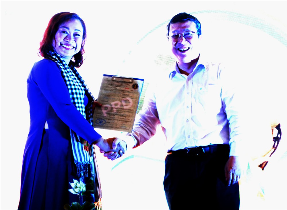 Ô Hoàng Trung – Cục trưởng Cục BVTV- trao giấy chứng nhận. Ảnh: Luc Tùng