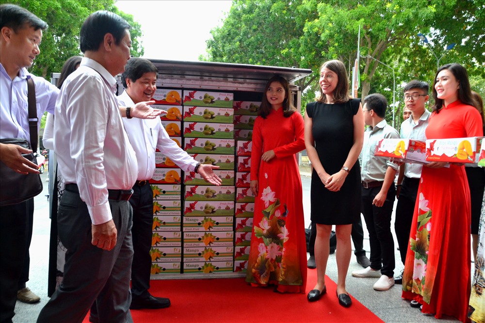 Đại diện lãnh đạo Bộ NNPTNT, tỉnh Đồng Tháp và Tổng lãnh sự quán Hoa Kỳ tại TP. HCM thực hiện nghi thức đưa sản phẩm xoài vào thùng xuất khẩu. Ảnh: Lục Tùng