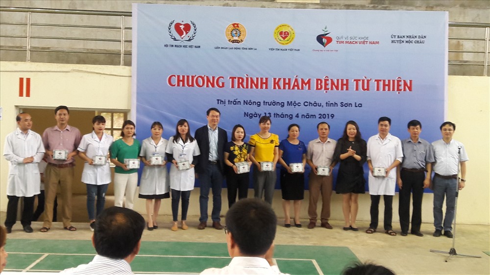 PGS-TS Phạm Mạnh Hùng - Viện trưởng Viện Tim mạch Việt Nam - trao 15 máy đo huyết áp cho 15 trạm y tế xã.