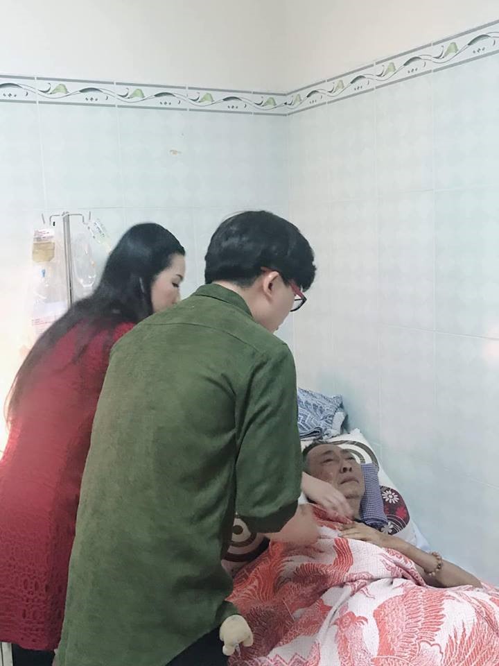 Các nghệ sĩ tới thăm và trao tiền quyên góp cho nghệ sĩ Lê Bình.