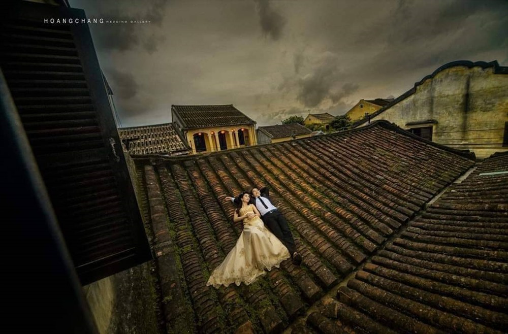 Nhiều bạn trẻ nằm “sỗ soàng” lên các mái ngói để chụp hình cưới.