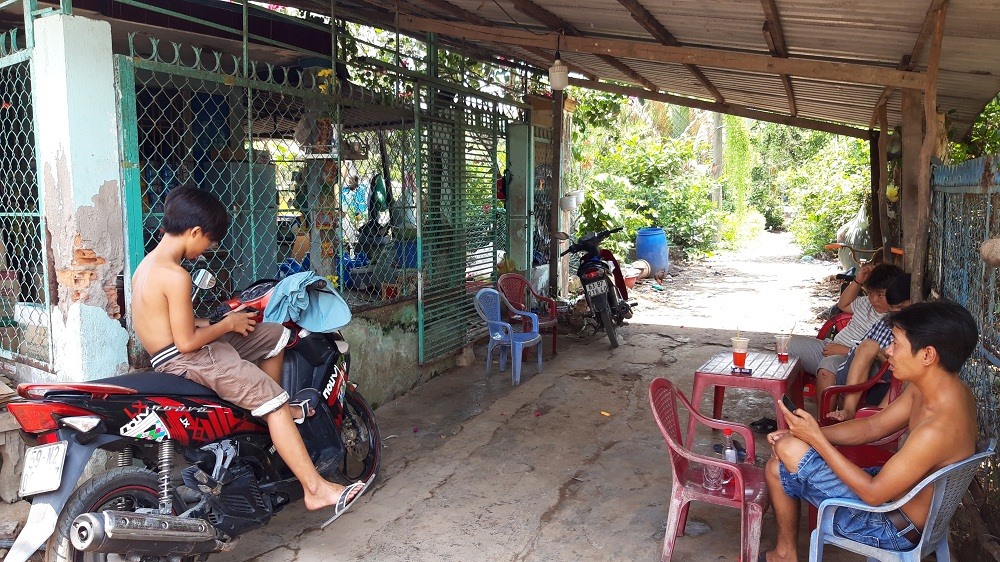 Người dân vẫn sinh hoạt bình thường, do chưa thỏa thuận được mức giá bồi thường với chủ đầu tư.
