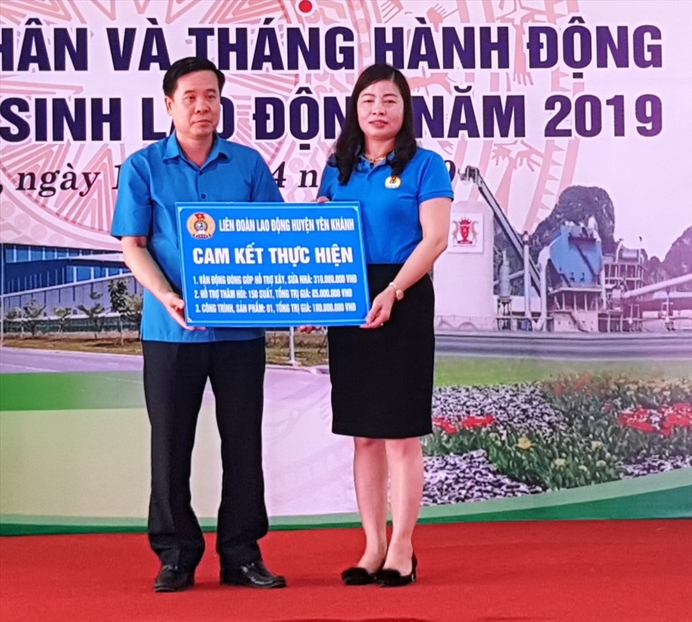 Đại diện lãnh đạo LĐLĐ tỉnh Ninh Bình tiếp nhận đăng ký hỗ trợ của các đơn vị. Ảnh: NT