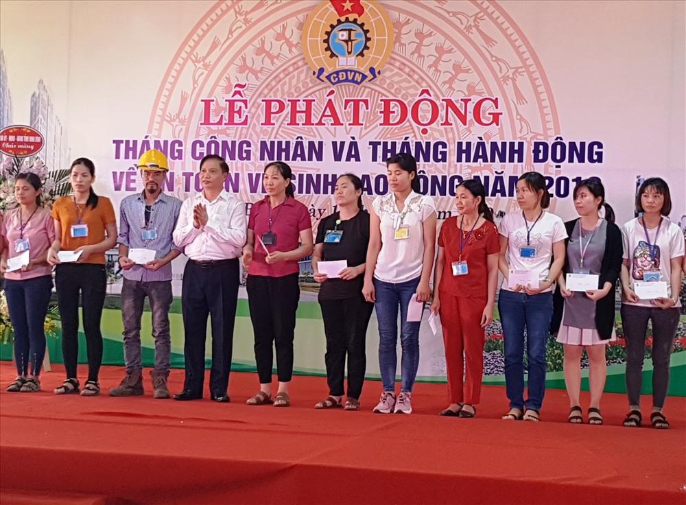 Đại diện lãnh đạo Tỉnh ủy Ninh Bình trao quà cho CNLĐ có hoàn cảnh khó khăn. Ảnh: NT