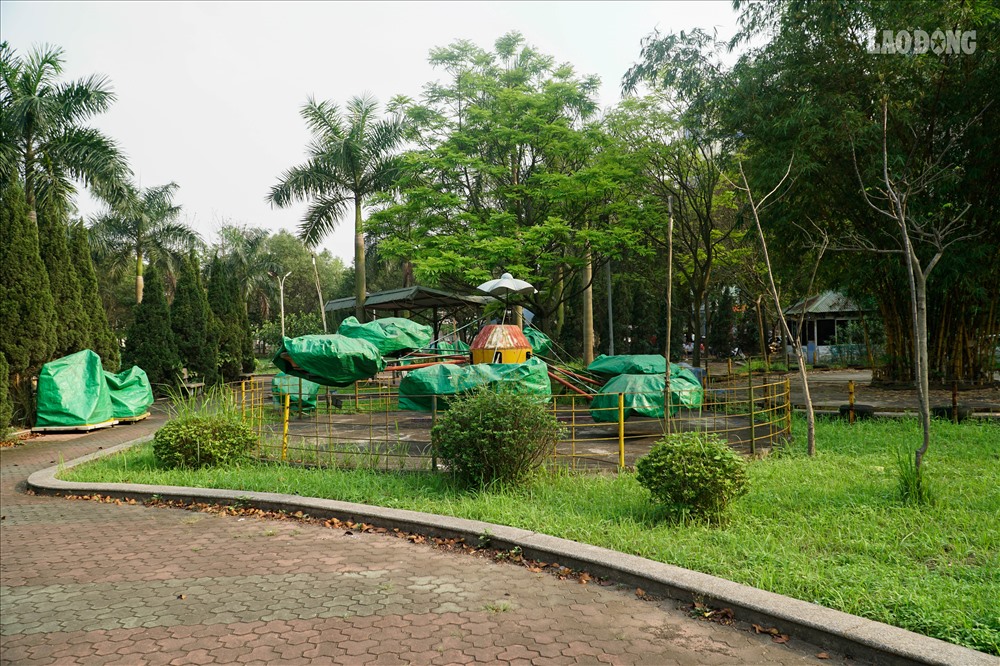 Khu vui chơi xuống cấp, hoang tàn.