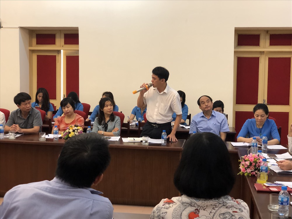 Đại biểu Công đoàn TTXVN phát biểu tại toạ đàm. Ảnh: VH