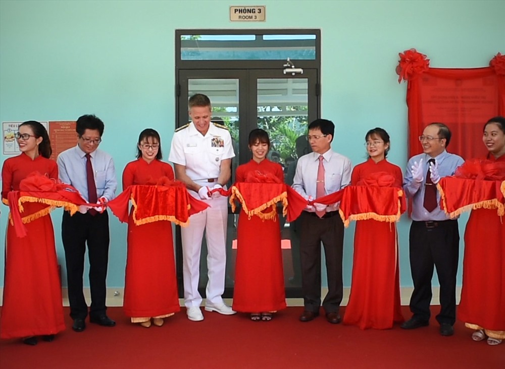 Đô đốc Philip Davidson và các cán bộ Bệnh viện Da liễu tỉnh Khánh Hòa cắt băng khánh thành một số phòng bệnh do Mỹ tài trợ xây dựng. Ảnh: ĐSQ Mỹ