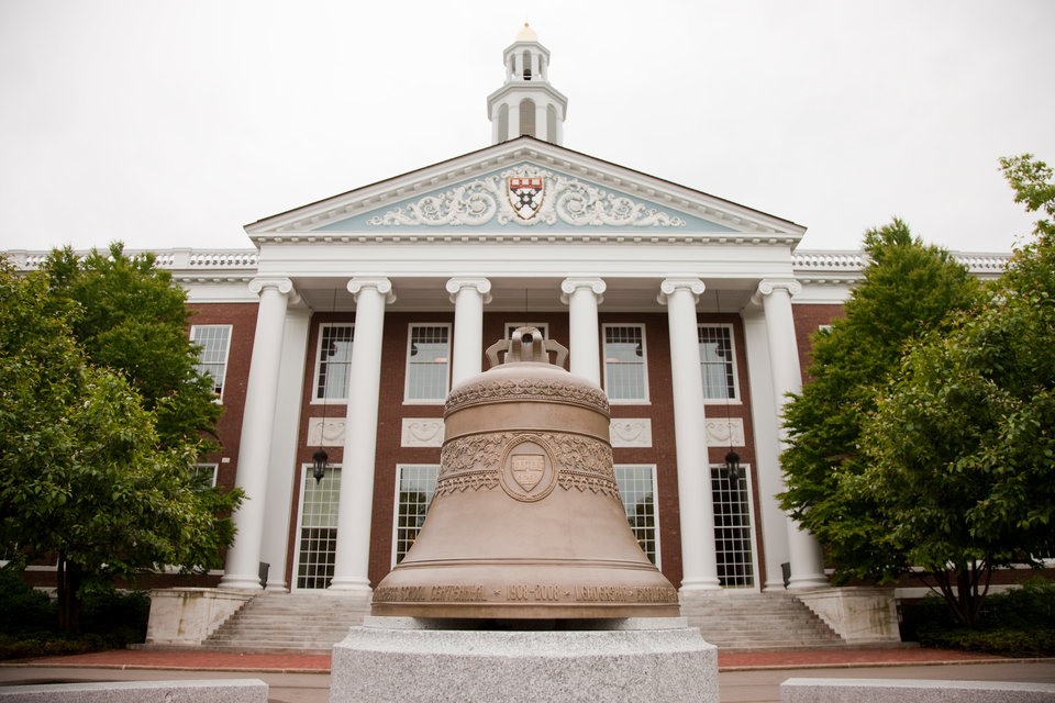 Wojcicki theo học Đại học Harvard, nơi cô học lịch sử và văn học. Nhiều năm sau, cô cho biết một khóa học khoa học máy tính giới thiệu mà cô đã học năm cuối “đã thay đổi cách tôi nghĩ về mọi thứ.” Wojcicki cũng đã nhận bằng thạc sĩ kinh tế tại Đại học California tại Santa Cruz và bằng MBA của Trường Quản lý Anderson của UCLA.
