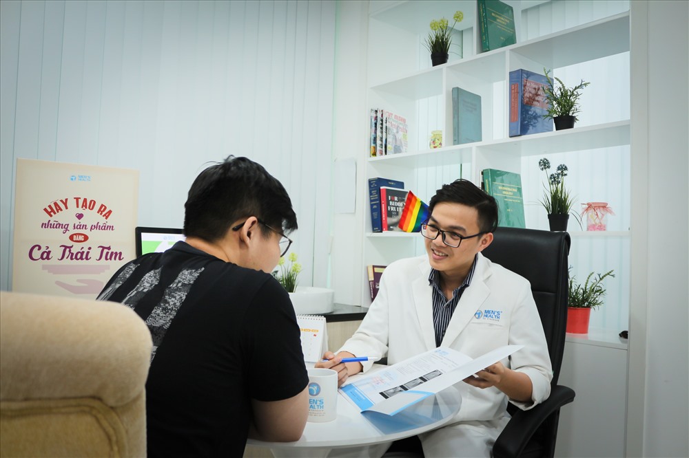 BS Võ Duy Tâm tư vấn cho cánh mày râu còn băn khoăn với tiểu phẫu cắt bao qui đầu.