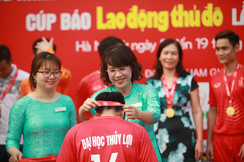 Tổng biên tập Báo Lao động Thủ đô trao thưởng cho đội vô địch. Ảnh C.T