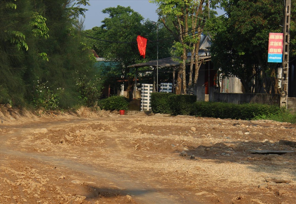 Tuyến đường liên thôn, một trong số những công trình mà người dân phải đóng tiền để xây dựng