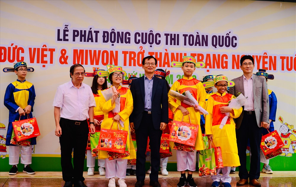 Ông Cho Nam IL - Tổng Giám đốc Công ty CP Thực phẩm Đức Việt trao giải cho các em học sinh