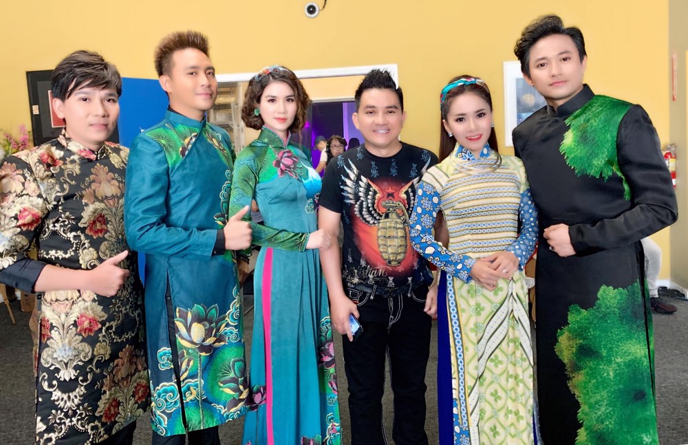 Nghệ sĩ Anh Vũ chụp ảnh cùng đồng nghiệp.