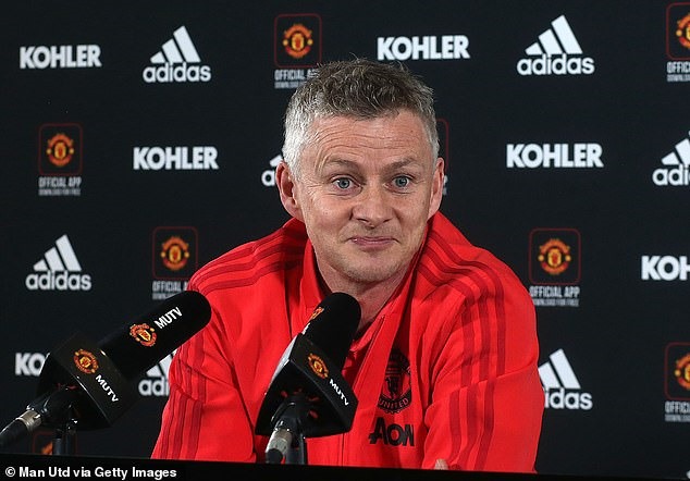 Ole Solsa phải nghĩ cách giữ Pogba. Ảnh: Getty.