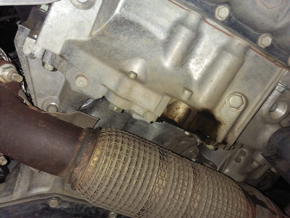 Hàng loạt chủ xe Nissan Xtrail đã chui gầm phát hiện xe mình bị rò rỉ dầu nhớt