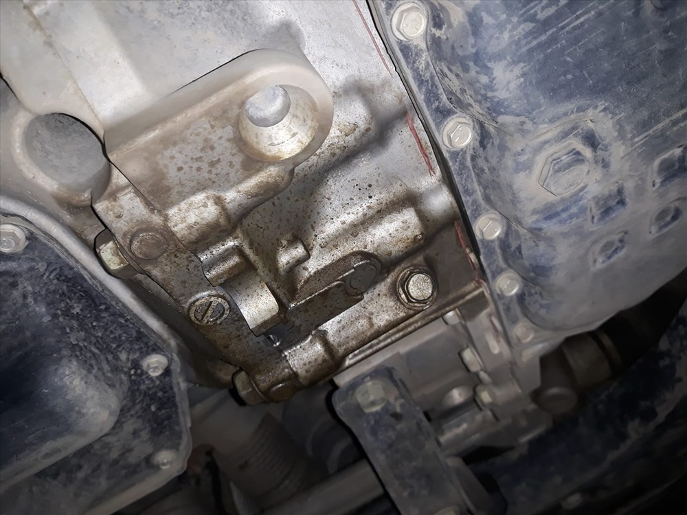 Một đại lý cho rằng xe bị thấm dầu ra như vậy là có thông báo lỗi từ hãng. Tuy nhiên Nissan Việt Nam phủ nhận