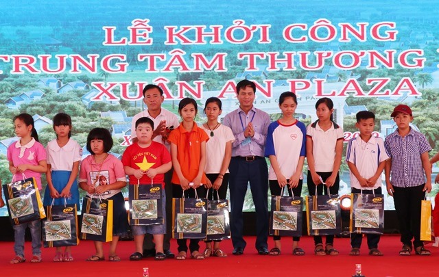 Trao quà cho các em học sinh