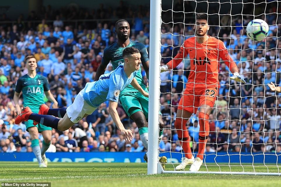 Pha đánh đầu thành bàn của Phil Foden (áo xanh dương). Ảnh: Getty Images.
