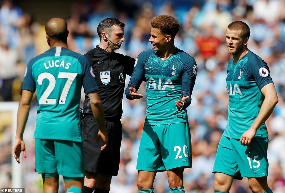 Dele Alli (thứ hai từ phải sang) phàn nàn với trọng tài chính khi đội khách không được hưởng phạt đền. Ảnh: Reuters.