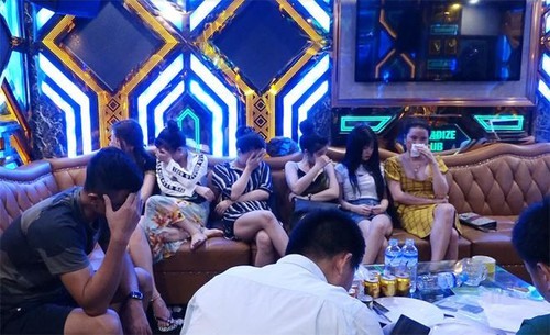 Các đối tượng bị phát hiện, tạm giữ tại Karaoke Thiên Đường 2. Ảnh: CAQB