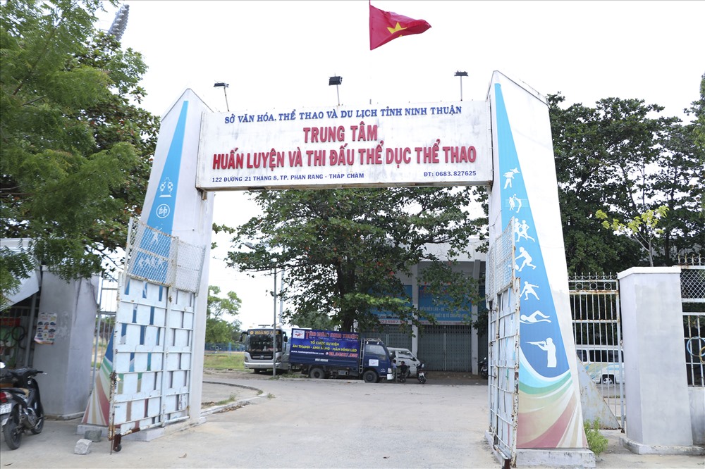Trung tâm Huấn huyện và Thi đấu TDTT tỉnh Ninh Thuận trở thành bến đậu của xe khách Hoàng Anh.