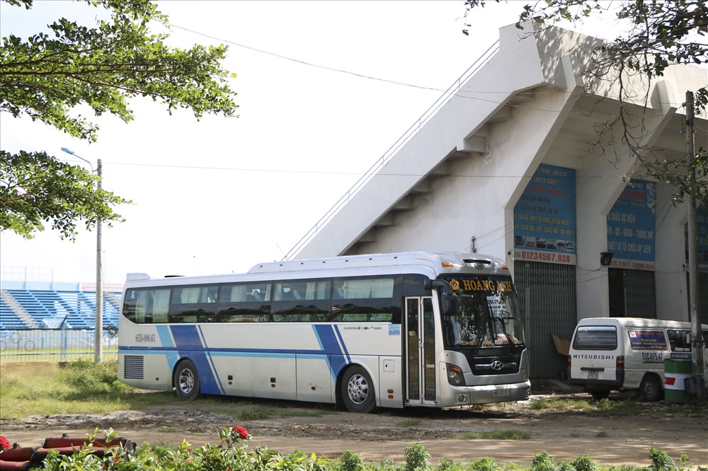 Xe khách Hoàng Anh, đậu hiên ngang ngay trong khuôn viên Trung tâm TDTT tỉnh Ninh Thuận.