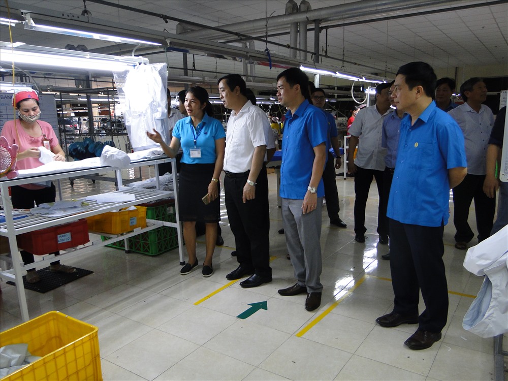 Lãnh đạo Tỉnh uỷ, Tổng LĐLĐVN và các sở ban ngành thăm và động viên CNVCLĐ Cty TNHH Sơn Hà.
