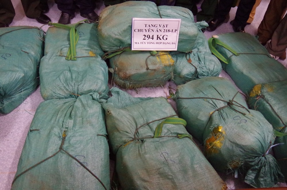 12 bao tải màu xanh chứa 294 kg ma túy dạng đá các lực lượng chức năng băt ngày 17.2.2019