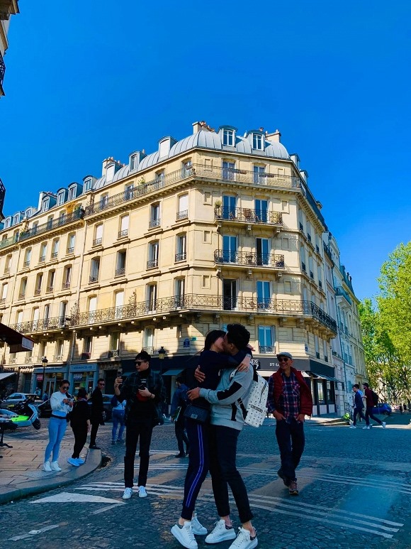 Trấn Thành, Hari Won hôn nhau say đắm giữa đường phố Paris.