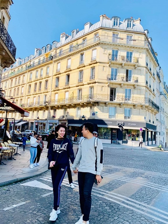 Trấn Thành - Hari Won nắm tay nhau ở Paris.