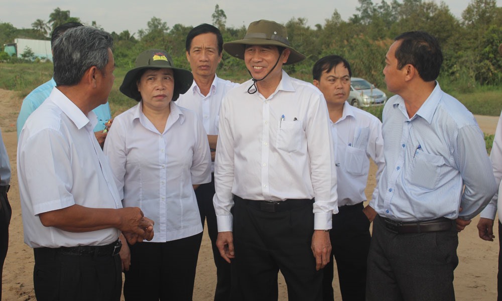 Lãnh đạo UBND tỉnh Tiền Giang đang đi khảo sát dự án Trung Lương - Mỹ Thuận. Ảnh: C.T.V
