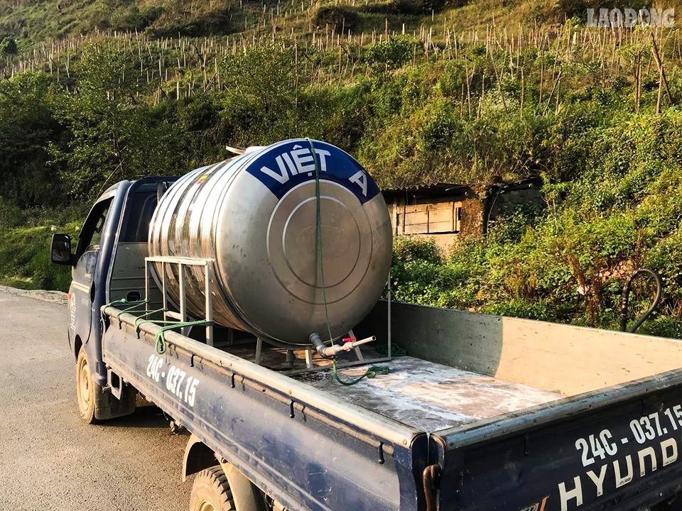 Nước tại Sapa đang được bán với mức giá 300.000 đồng đến 500.000 đồng/m3. Nhiều người dùng ôtô chở nước đi bán.