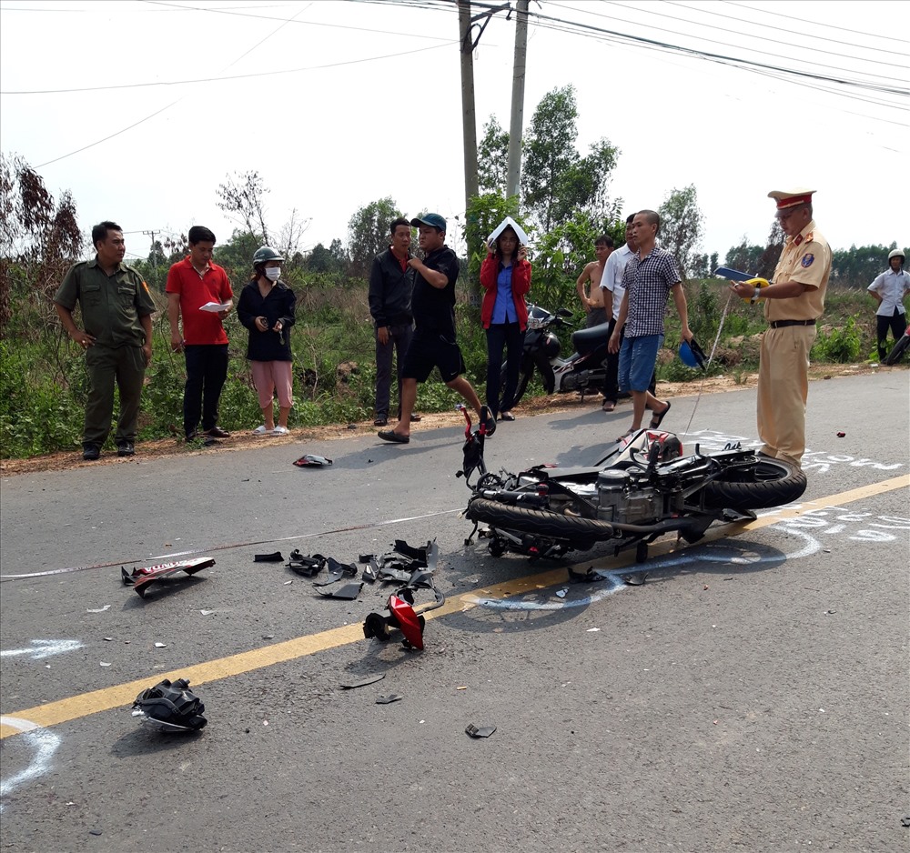 Xe máy hư hỏng nặng sau tai nạn.