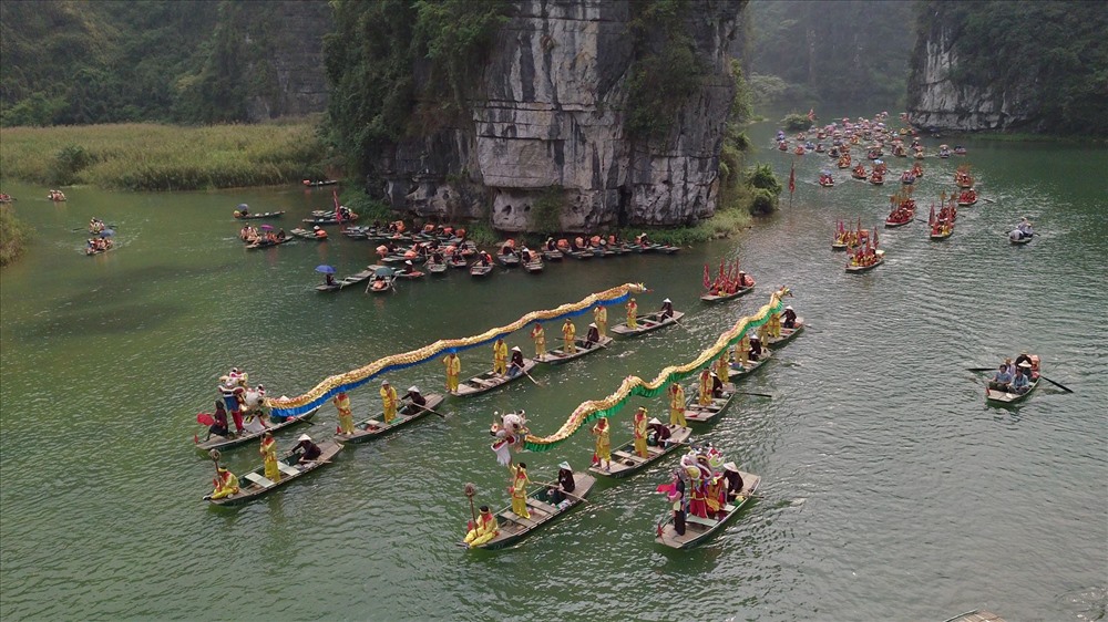 Điểm đặc biệt của lễ hội là nghi thức rước nước, rước kiệu và rồng trên sông nhằm thể hiện đạo lý “uống nước nhớ nguồn”; tỏ lòng tri ân đức Thánh Quý Minh Đại Vương có công giữ yên bờ cõi, bảo vệ giang sơn.