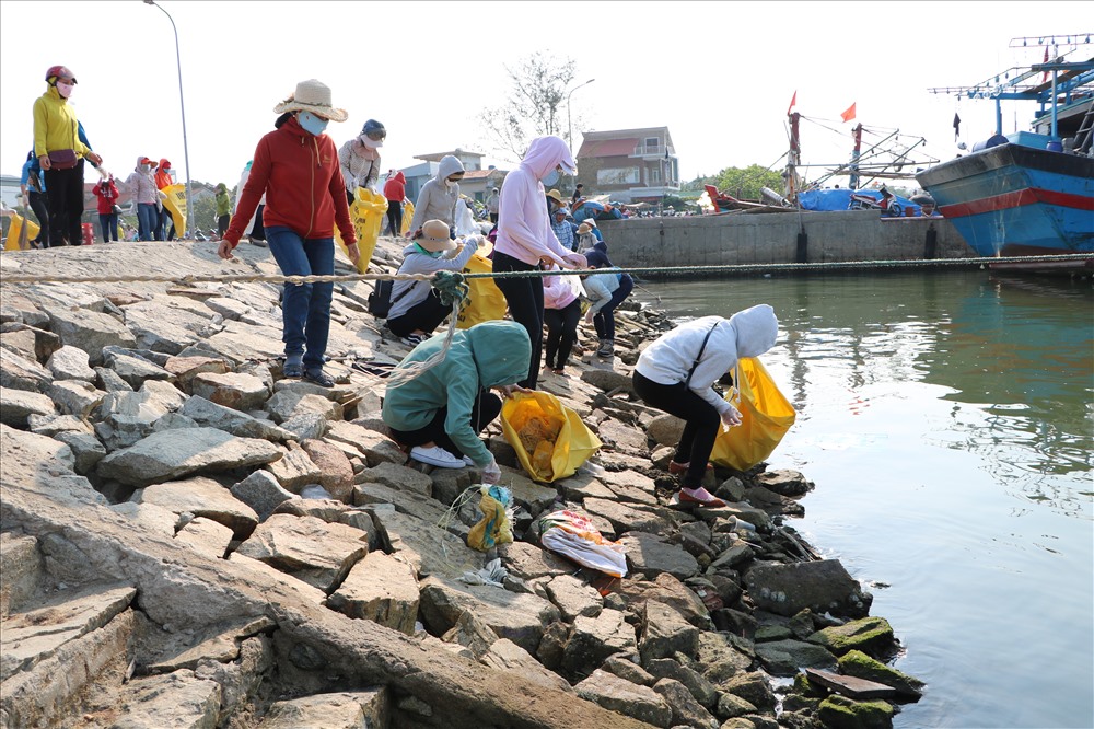 Hoạt động này nhằm hưởng ứng chương trình “Nữ CNVCLĐ chung tay hướng đến cộng đồng”. Ảnh: PĐ.