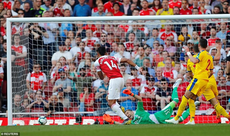 Nỗ lực của Aubameyang chỉ giúp Arsenal rút ngắn cách biệt xuống 2-3. Ảnh: Reuters.