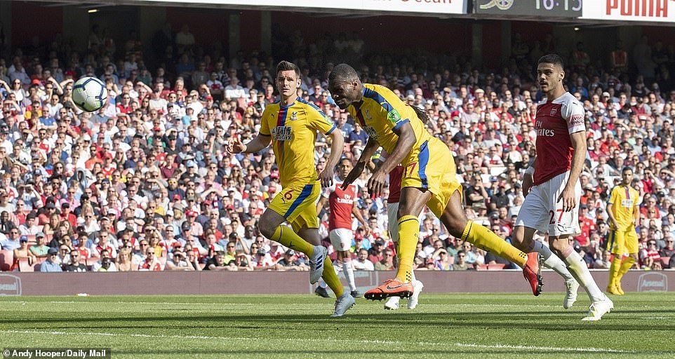 Benteke (số 17) đánh đầu mở tỷ số. Ảnh: Daily Mail