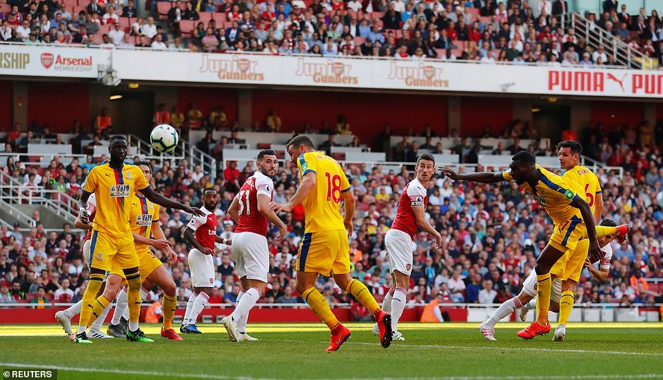 Cú đánh đầu nâng tỷ số lên 3-1 của McArthur (số 18). Ảnh: Reuters.