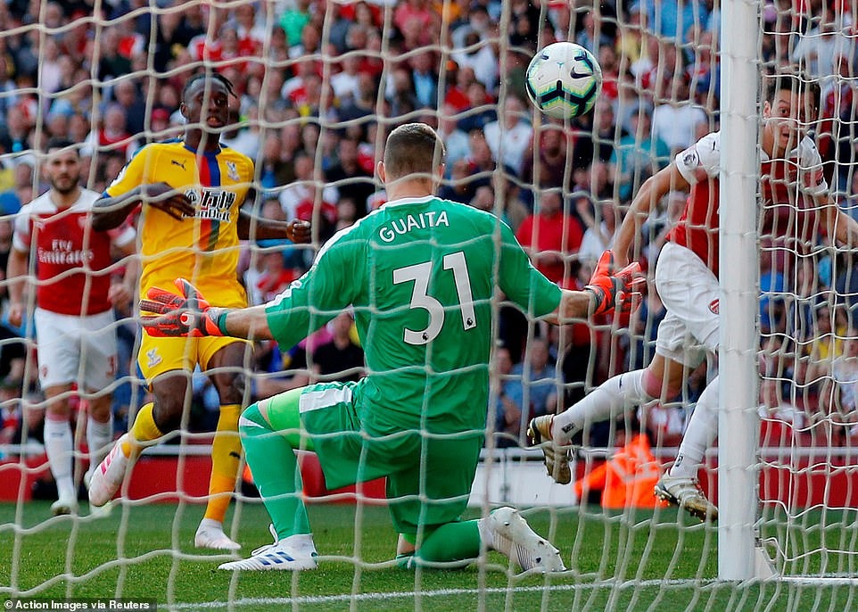 Bàn gỡ hòa 1-1 của Mesut Ozil (áo đỏ phải). Ảnh: Reuters.