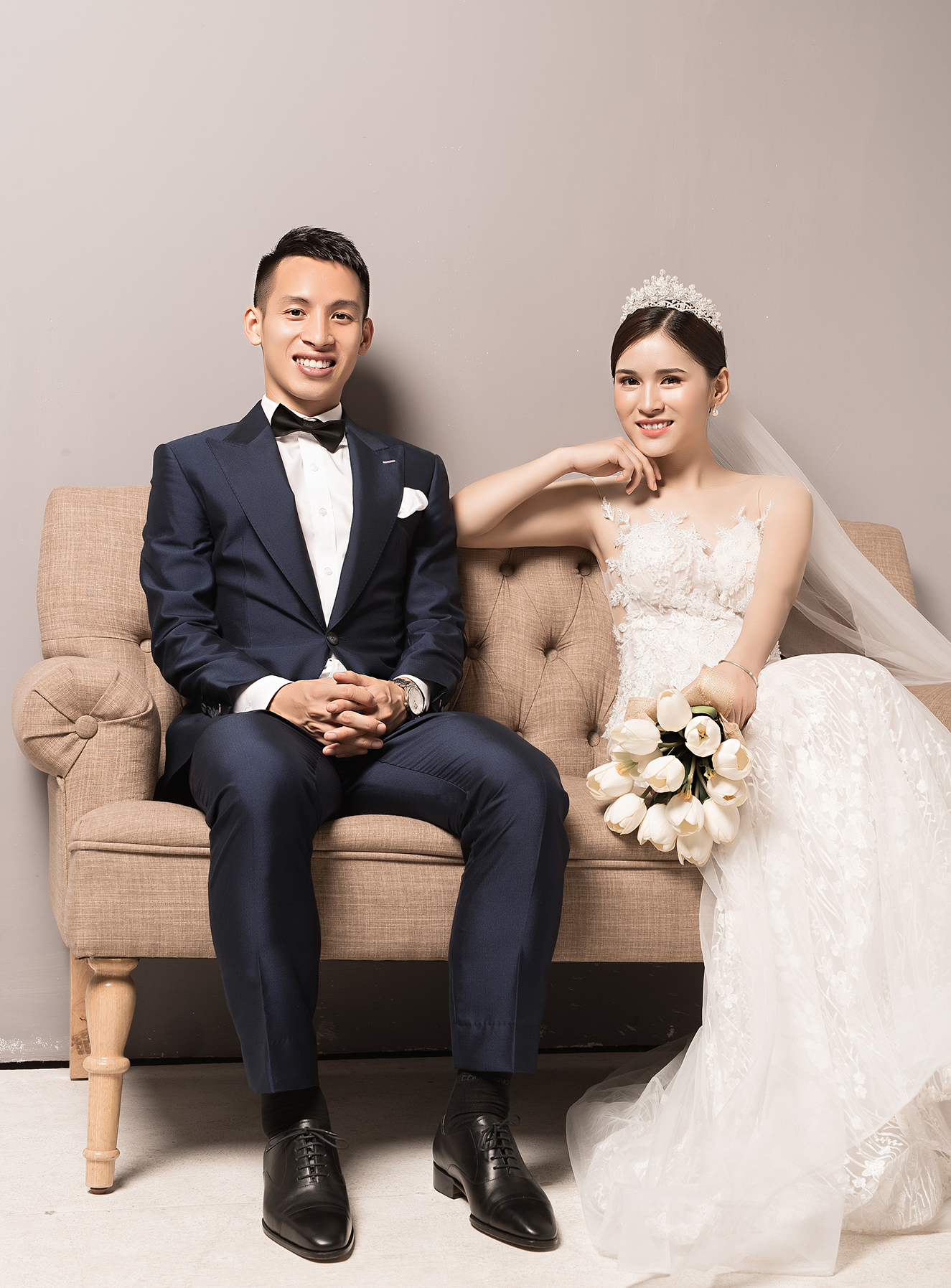 Hùng Dũng viết trên trang facebook cá nhân: ““Người ta nói rằng con gái trước khi lấy chồng thường mang nhiều suy tư, lo lắng. Và anh cũng biết rằng tuổi thanh xuân của em đã dành trọn cho anh. Hạnh phúc biết bao khi mình đã cùng nhau đi qua bao năm tháng. Hạnh phúc biết bao khi nghĩ đến việc sẽ được bên cạnh người con gái là mối tình đầu - mối tình duy nhất của anh đi hết quãng đường đời phía trước“.
