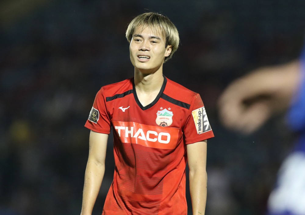 Sự thất vọng đến cùng cực của Văn Toàn sau trận thua thứ 4 của HAGL ở V.League 2019. ẢNh: VPF