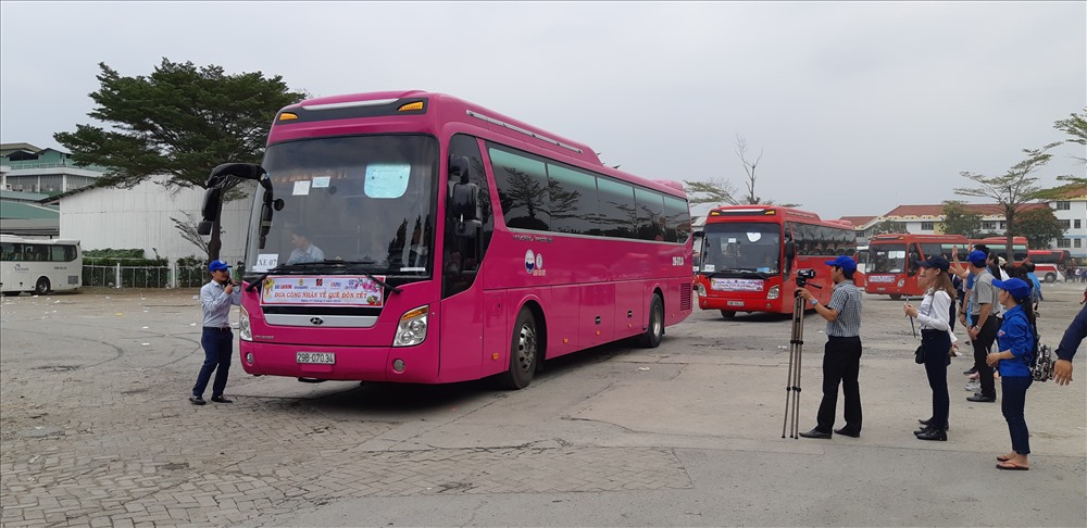 CĐ Cty PouYuen tiễn 2.750 CN được ban giám đốc Cty và tổ chức CĐ vận động tặng vé về quê ăn Tết.