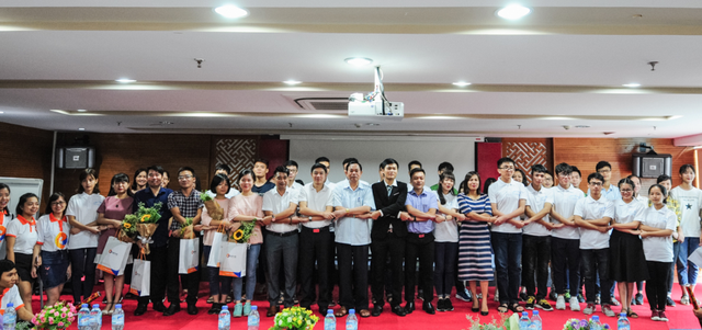 Các đối tượng học sinh mà câu lạc bộ hướng đến là những em có hoàn cảnh khó khăn, ví dụ con nhà nghèo, con gia đình chính sách, các em học sinh mồ côi, học sinh có bố mẹ đang điều trị bệnh tật tốn nhiều chi phí… các học sinh này có thể đến từ nhiều tỉnh, thành phố khác nhau. Ảnh: NVCC