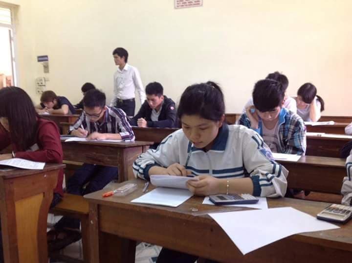 Đây là năm đầu tiên câu lạc bộ mở lớp ôn thi tốt nghiệp miễn phí cho các em học sinh. Ảnh: NVCC